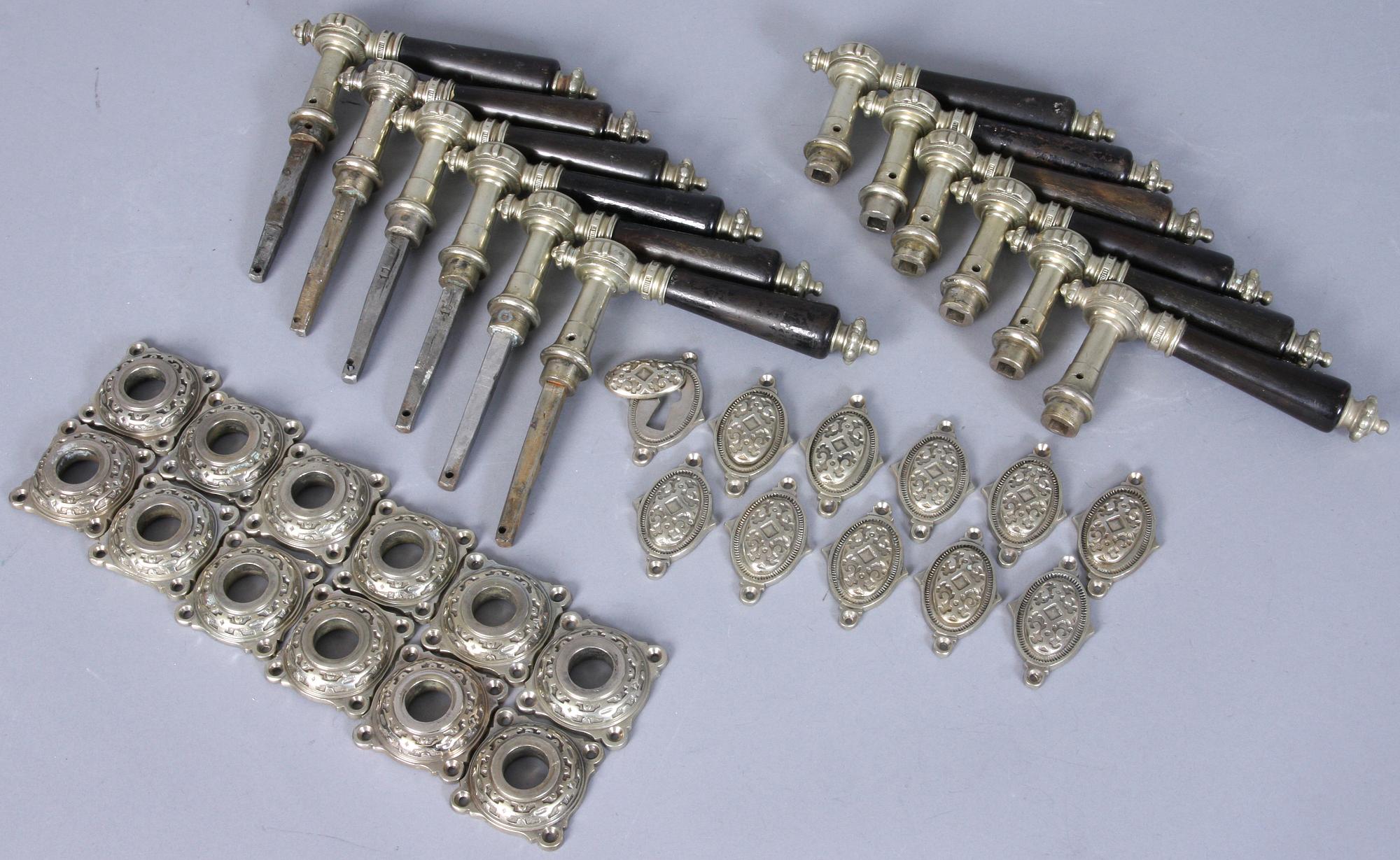 DÖRRHANDTAG, 6 st samt  NYCKELSKYLTAR, 5 par, nysilver samt trä, England, 1900-talets tredje kvartal.