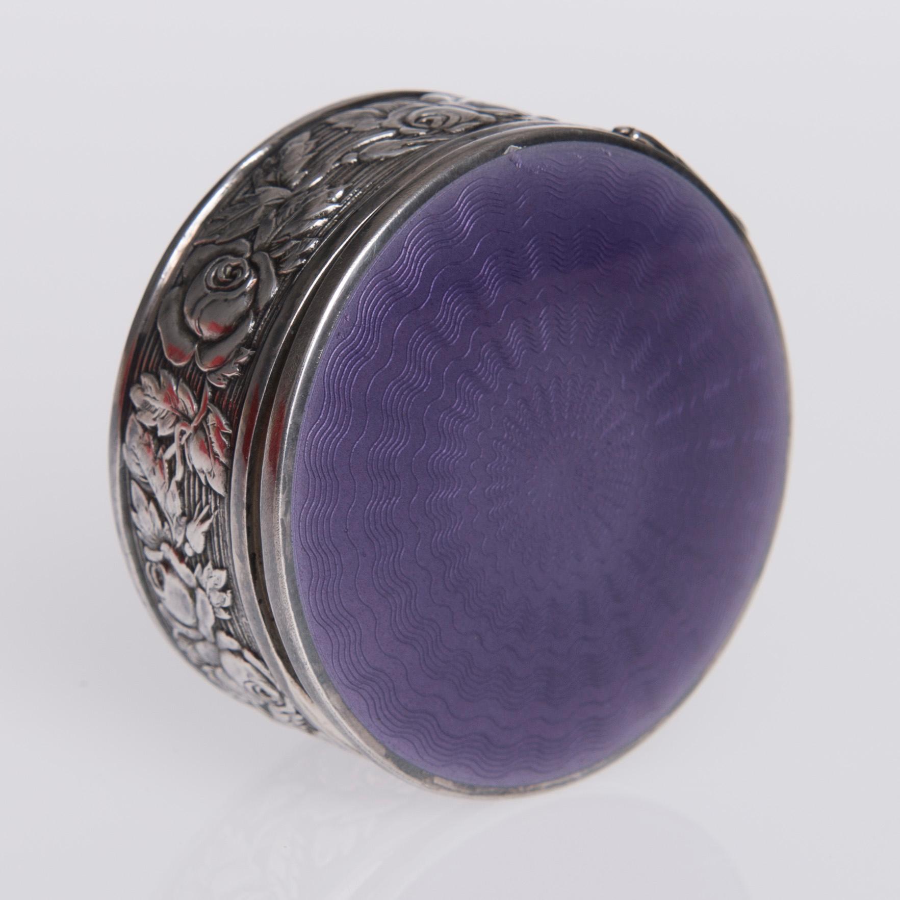PILLERDOSA, silver och emalj, Ryssland ca 1900.