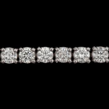 1024. A brilliant cut diamond bracelet, tot 8.01 cts.