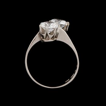 RING, 18k vitguld med 2 briljantslipade glasstenar, K Torndal, Stockholm, 1962. Vikt 6 g.