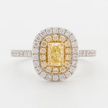 RING, med fancy yellow diamant 0.55 ct samt 50 briljantslipade diamanter 1.10 ct.