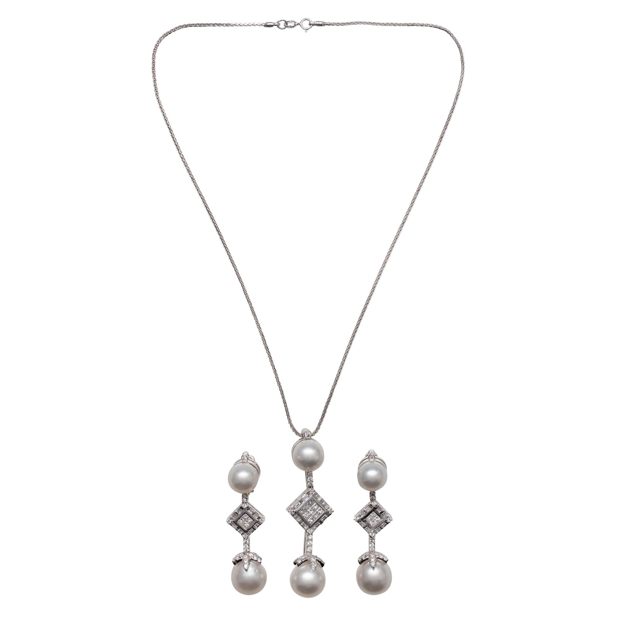 GARNITYR, hänge + örhängen. 18K vitguld. Olikaslipade diamanter ca 3.00 ct. Vikt 37,6 g.
