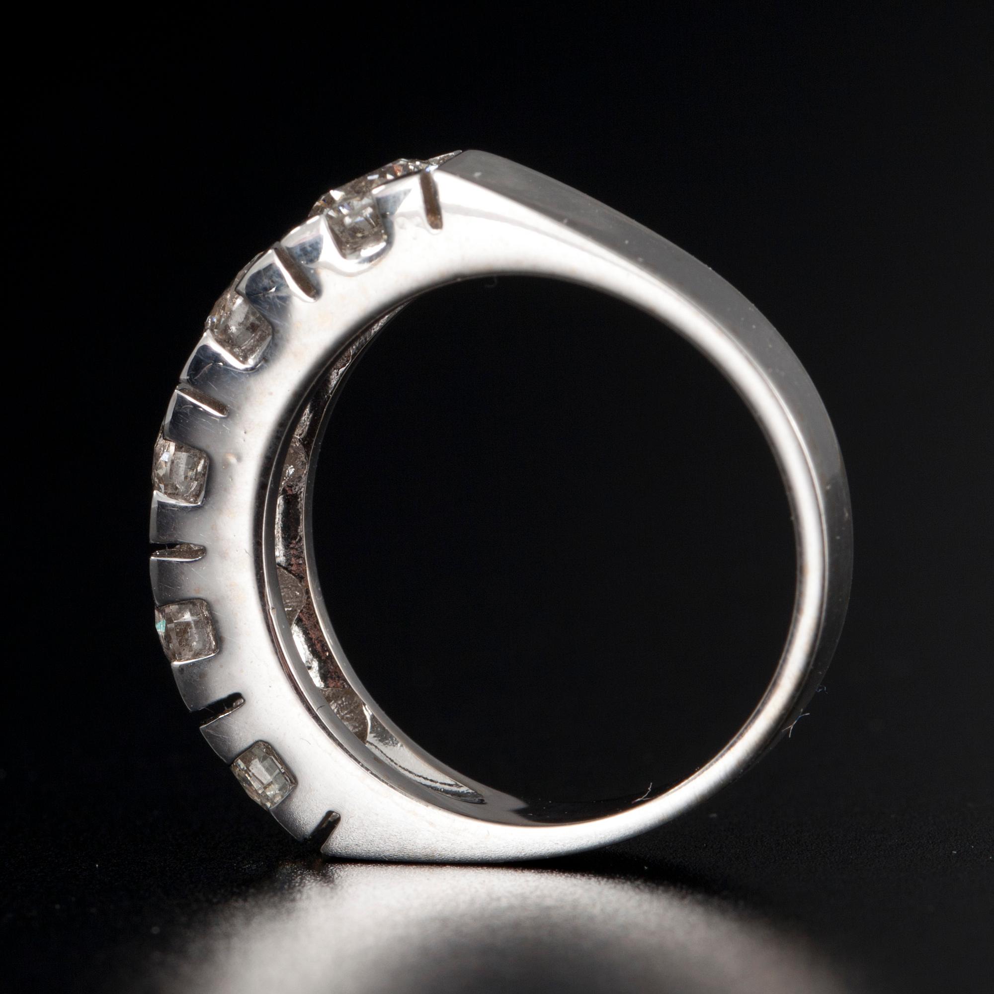 RING, vitguld 14K, 5 st. briljantslipade diamanter, tot. 2,50 ct. Vikt 6,9 g.