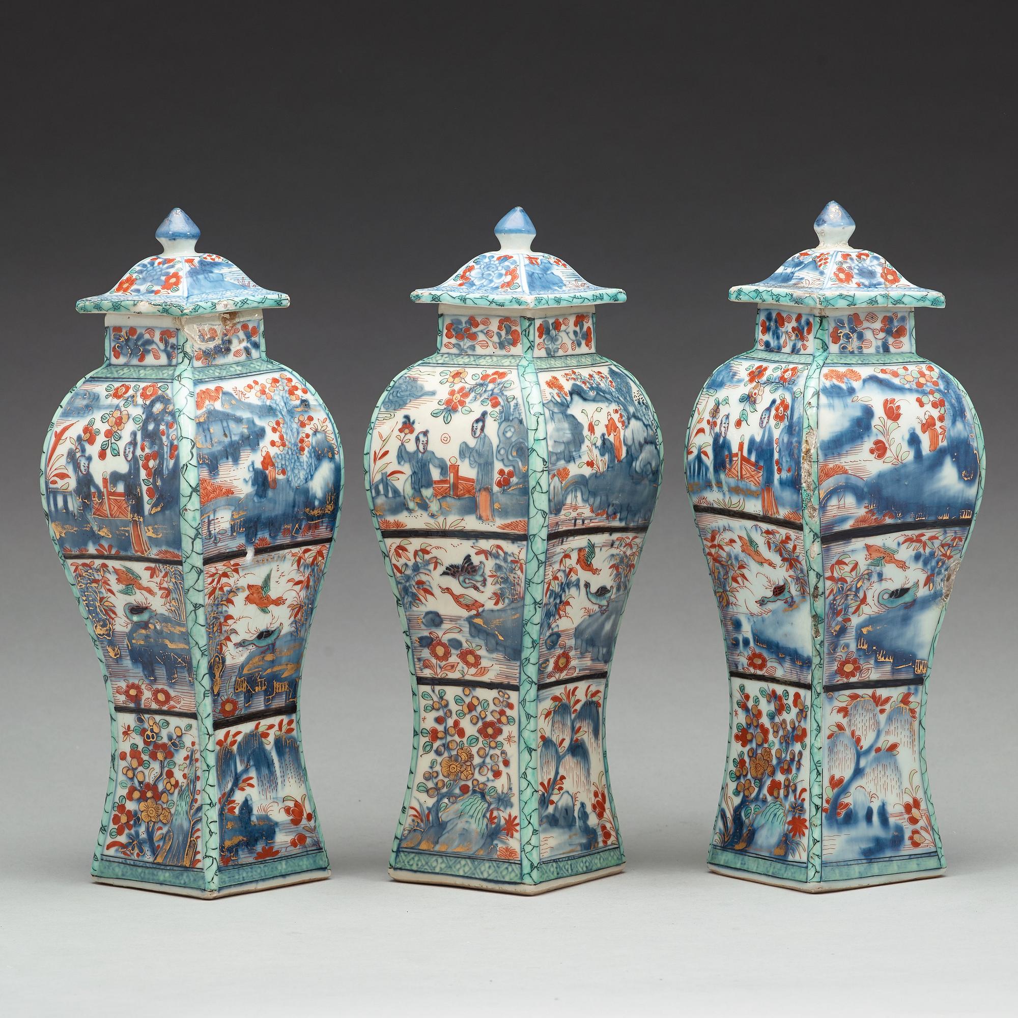 URNOR med LOCK, tre stycken, porslin. Qingdynastin, Kangxi (1662-1722).
