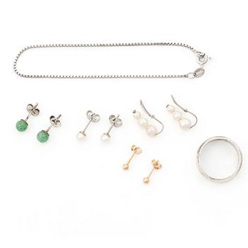 Four pairs of earrings, a silver ring and a silver bracelet chain.