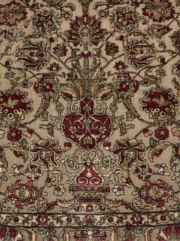 Matta, antik silke metallbroscherad Keshan, sannolikt omkring 1910, ca 200-202,5 x 129-131 cm.
