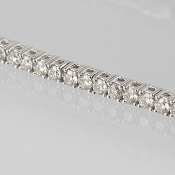 ARMBAND, 18k vitguld med 82 briljantslipade diamanter, 3.05 ct. Vikt 10 g.