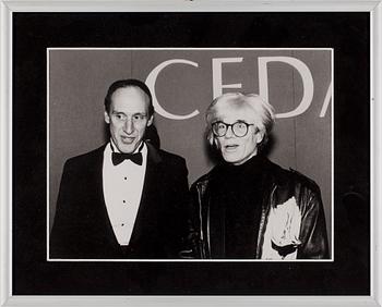 Andy Warhol · FOTOGRAFI, föreställande Andy Warhol och Leo Castelli.