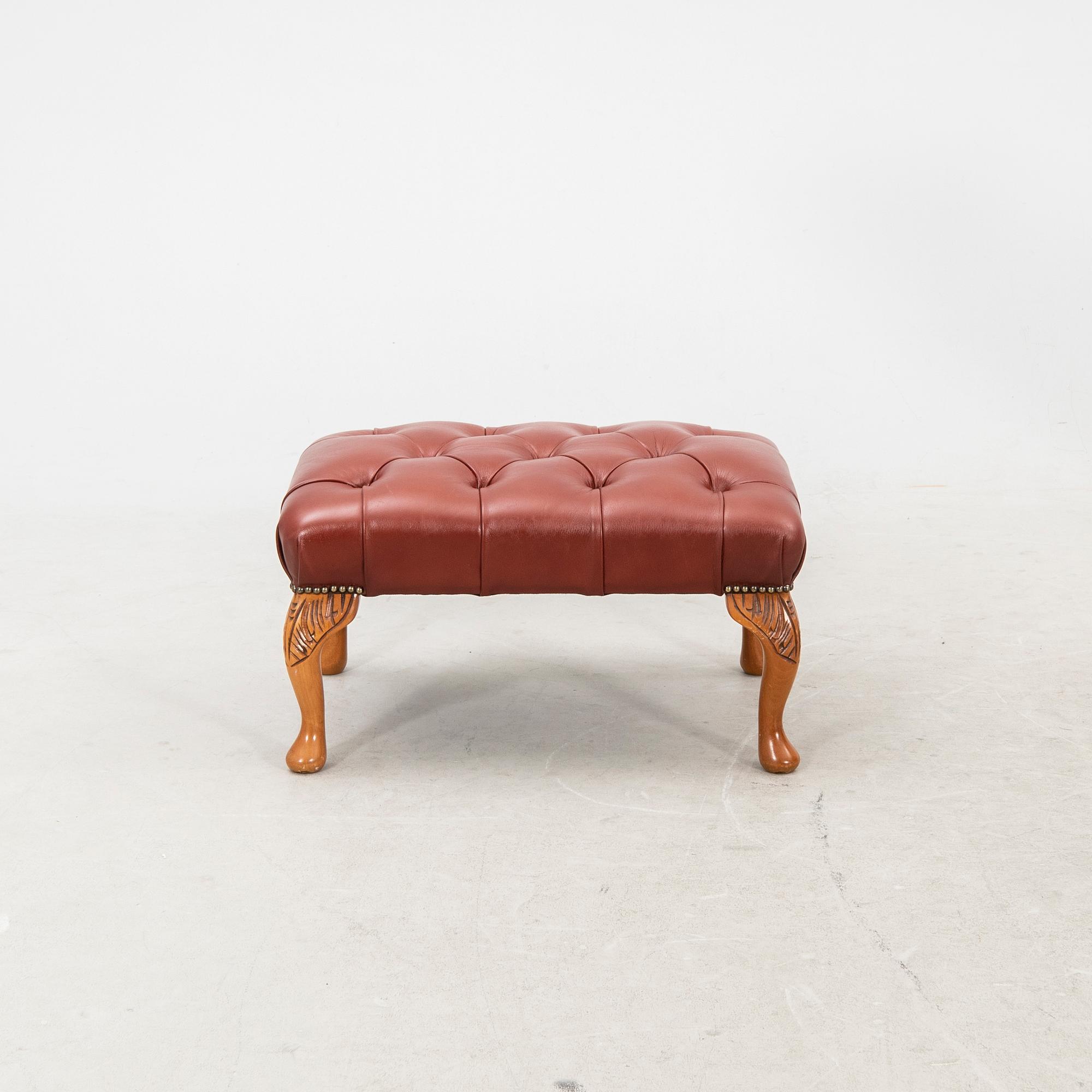 Fåtölj samt fotpall 1900-talets andra hälft.