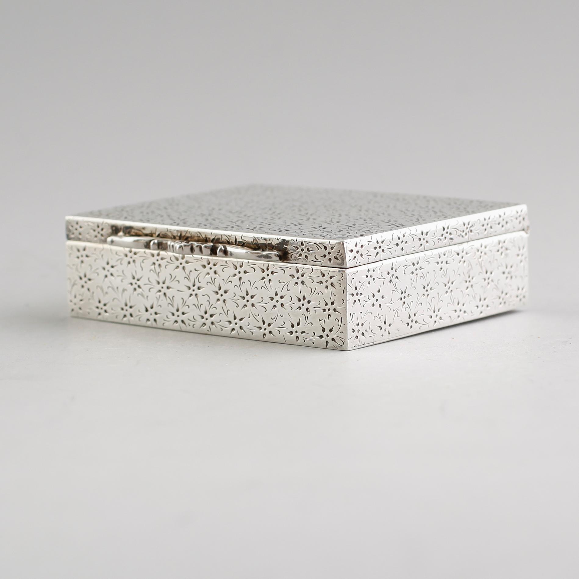 DOSA, silver, svenska importstämplar, 1900-talets första hälft. Vikt ca 232 gram.