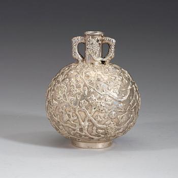 A silver vase by Hung Chong, Canton/Shanghai, 'Late/Post China Trade Period' (after 1840).