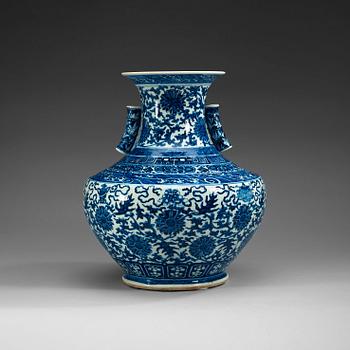 1739. A magnificent blue and white vase, late Qing dynasty (1644-1912).