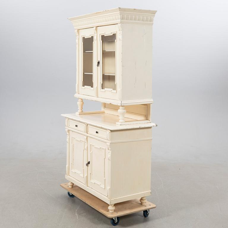 Vitrinskåp, 1900-talets första hälft.