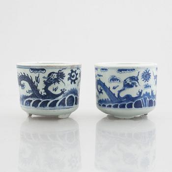 A pair of similar porcelain pots, China, Qing dynasty, 19th century.