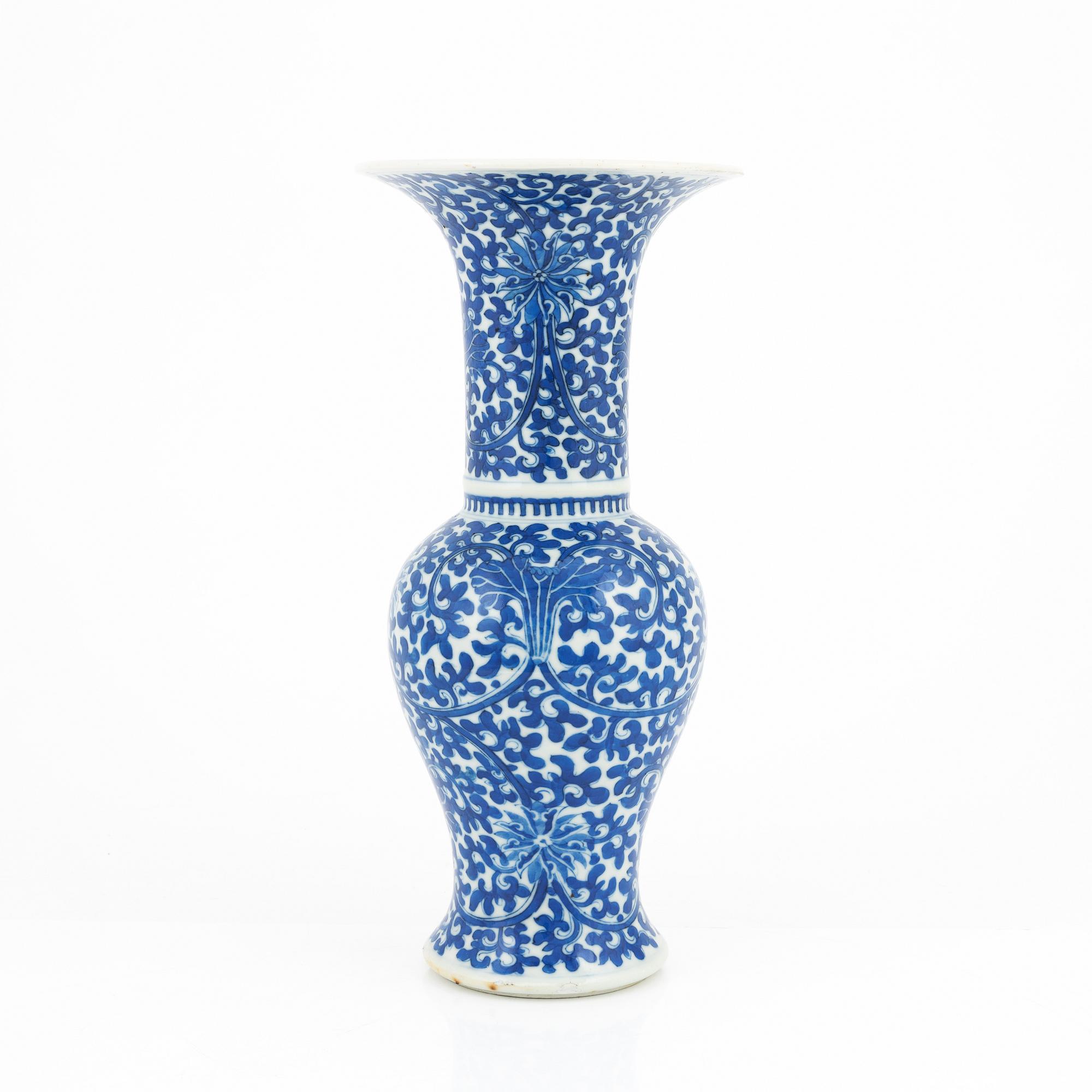 Vas, porslin. Kina, Qingdynastin, omkring 1900.