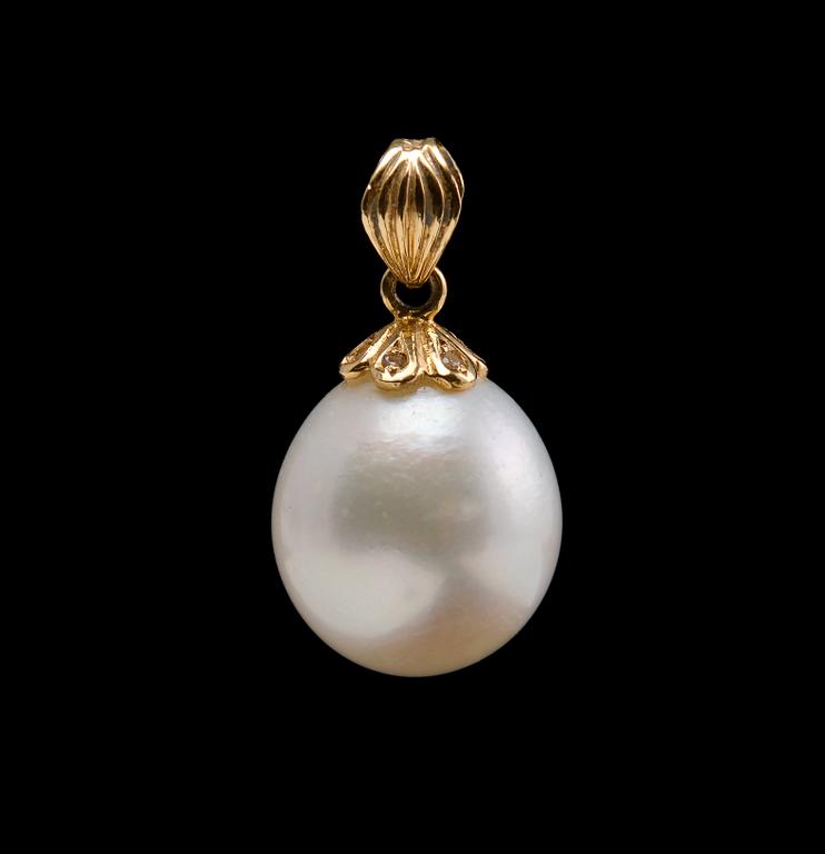 A PENDANT, south sea pearl 16 mm, brilliant cut diamonds c. 0.06 ct. 18K gold.
