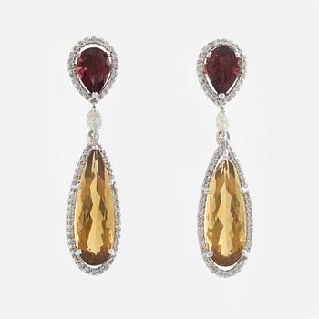 Örhängen, vitguld med droppformade citriner, granater och markis- och briljantslipade diamanter.