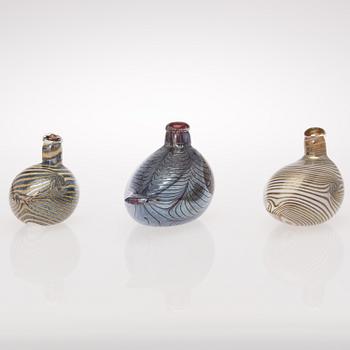 Three glass birds by Oiva Toikka. Signed Oiva Toikka, Nuutajärvi, Notsjö.
