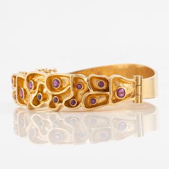 Bracelet, Robbert, 18K gold with red stones. Trosa 1971.
