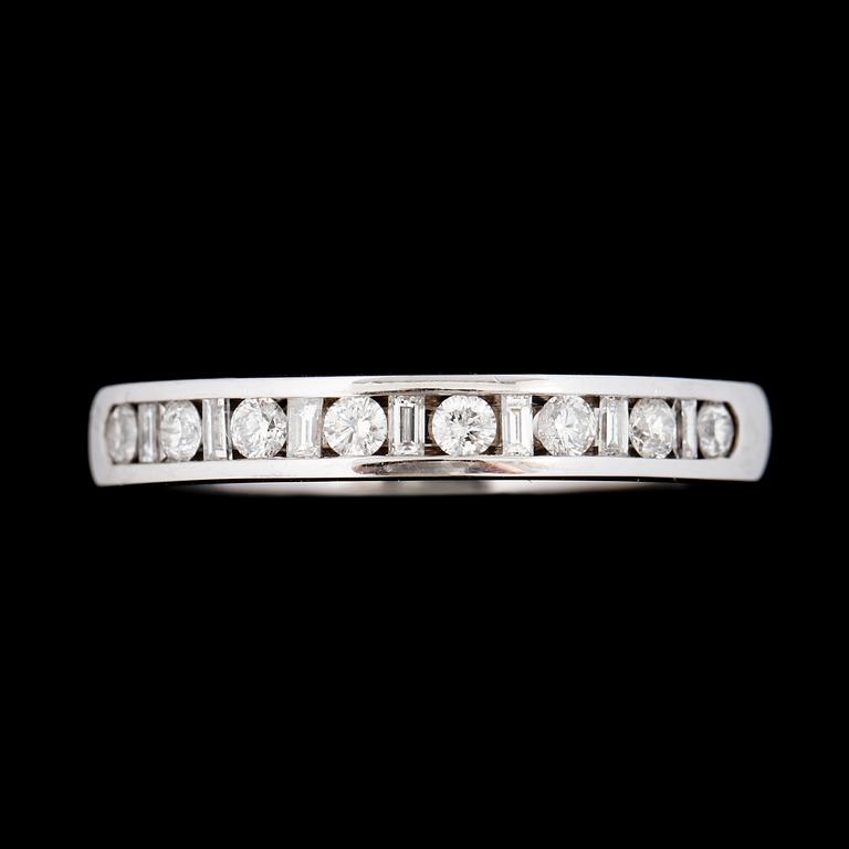 RING, 14K vitguld med 8 briljant och 7 baguettslipade diamanter, ca 0.50 ct. Vikt 4,0 g.