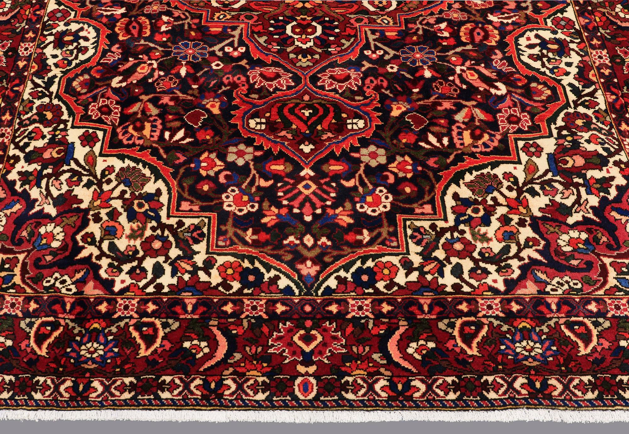 A CARPET, Baktiari, ca 315 x 212 cm.