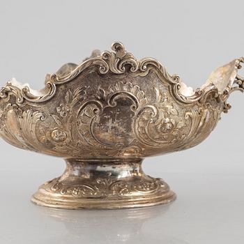 Walter & John Barnard, and Goldmisths & Silversmiths Co, a pair of silver bowls, London, England, 1894.