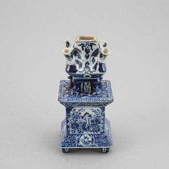 A rare Chinese blue and white export tulip vase, Qing dynasty, Kangxi (1662-1722).