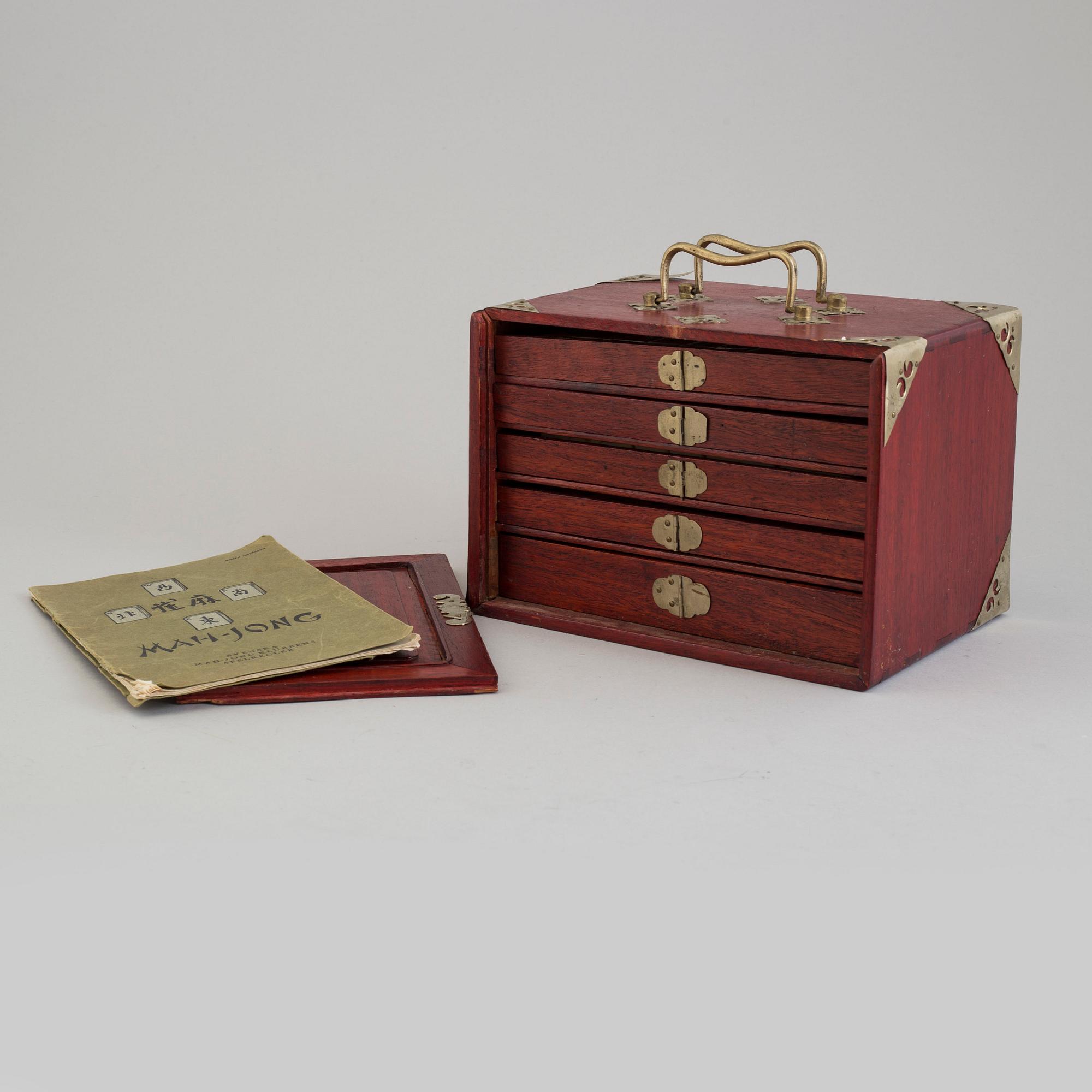 SKRIN med MAHJONG pjäser. Kina, 1900-tal.