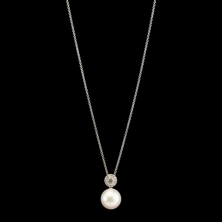 A PENDANT, Kim Wempe. South sea pearl 13 mm, brilliant cut diamonds c. 0.5 ct. 18K white gold. Chain 44 cm.