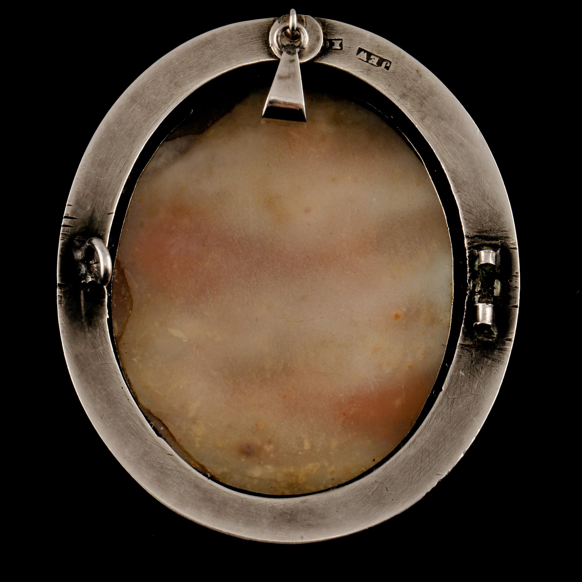HÄNGE, silver med skuren snäckskalskamè, stämplad JEW, 1900-talets början. Vikt 23 g.