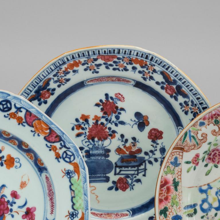 Five Chinese porcelain plates, 18th century / early 19th century.