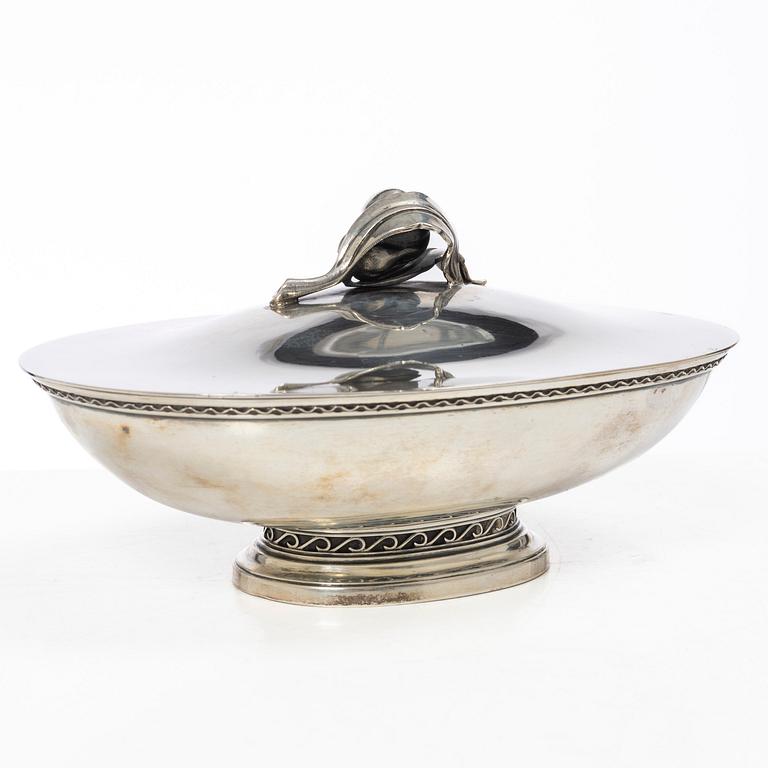 Eric Råström, lockskål, silver, Stockholm 1917, samt sked, J E Skreij, Falun 1927.