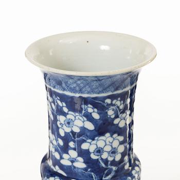 Vas, porslin, Kina, sen Qingdynasti/omkring 1900.