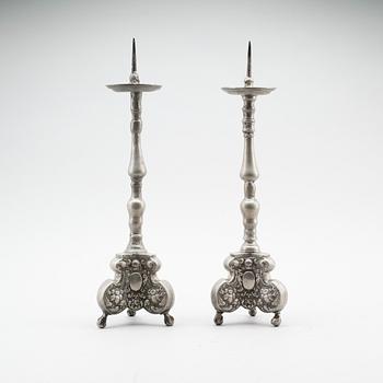 LJUSSTAKAR, 1 par, tenn, barockstil, 1800-/1900-tal.