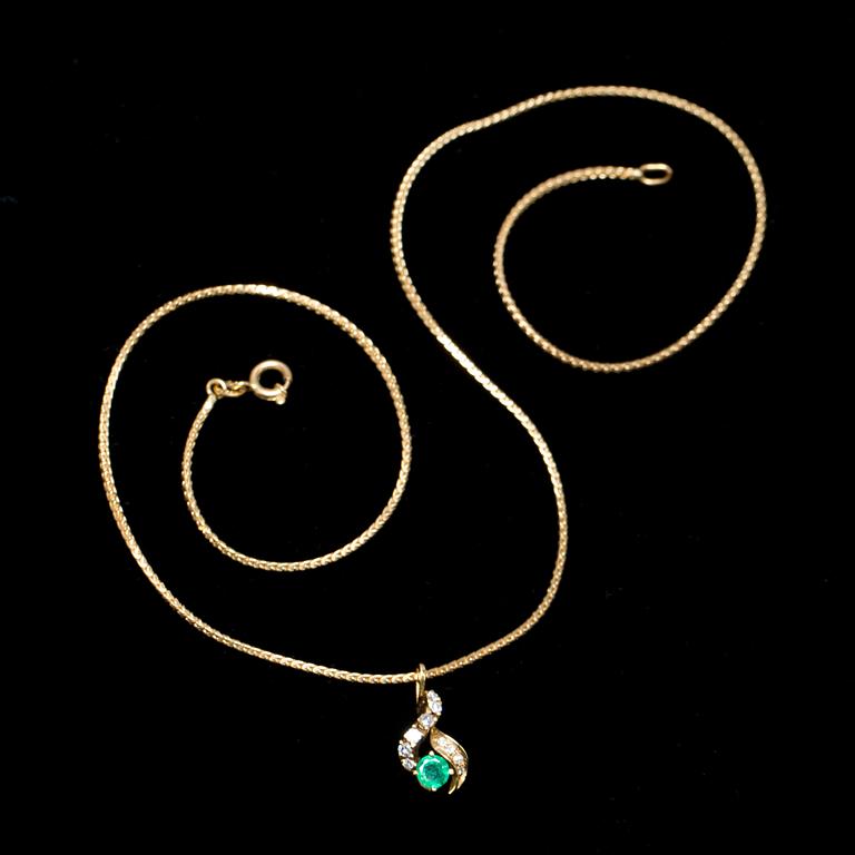 SMYCKESET, 2 delar, 18k guld besatt med smaragder och diamanter, ca 0.3 ct. Total vikt ca 11,3 g.
