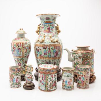 A porcelain set, 8 pieces, Canton, 19th century, China.