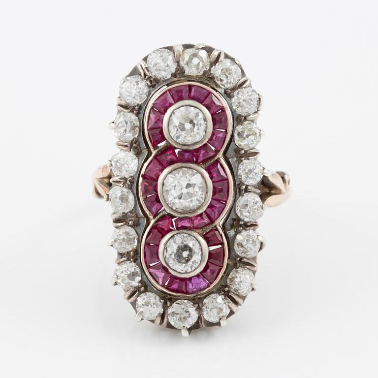 Ring 14K gold and silver with old-cut diamonds.