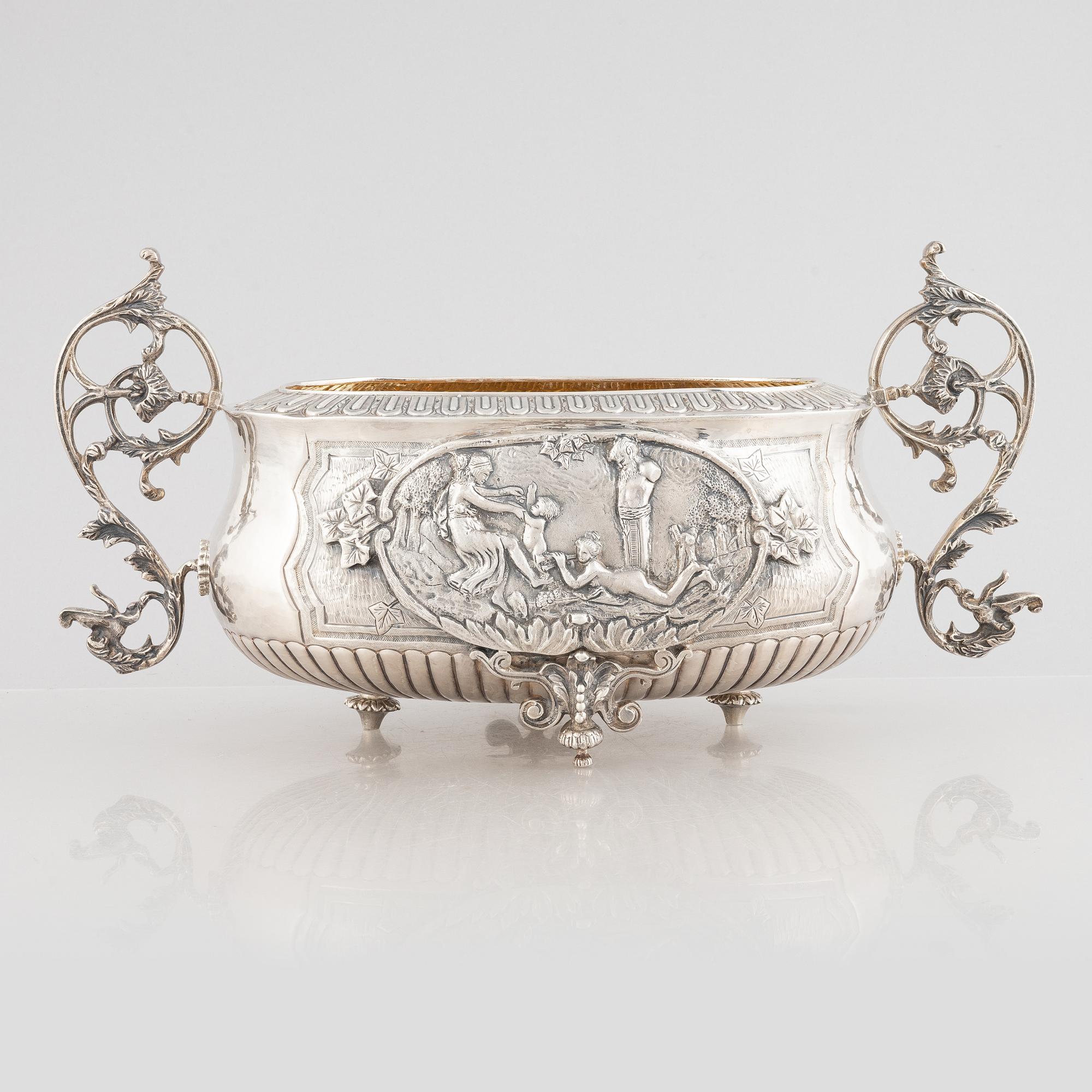 A silver jardinière, 20th century.