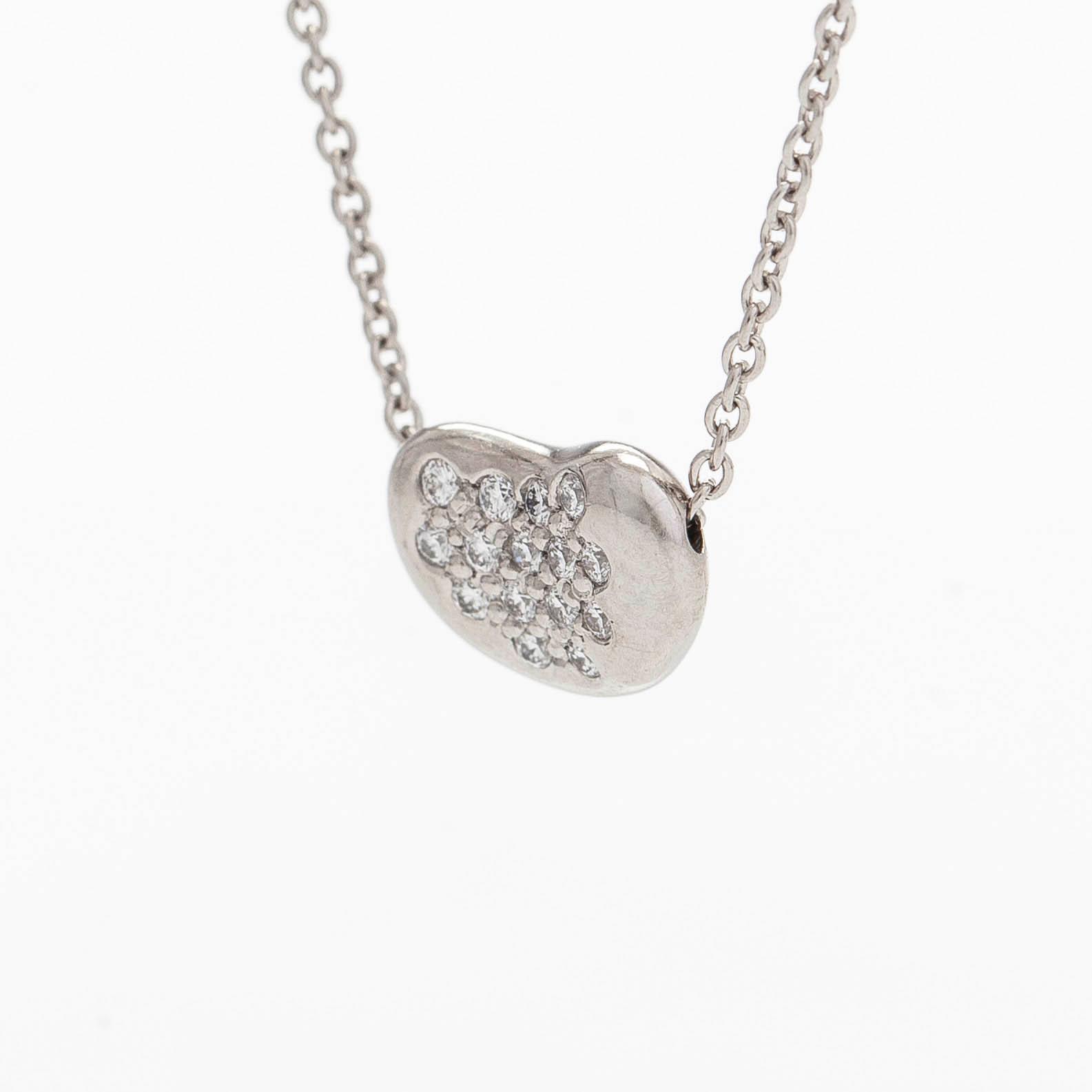 Tiffany & Co, Elsa Peretti, kaulakoru "Bean" platinaa ja timantteja.