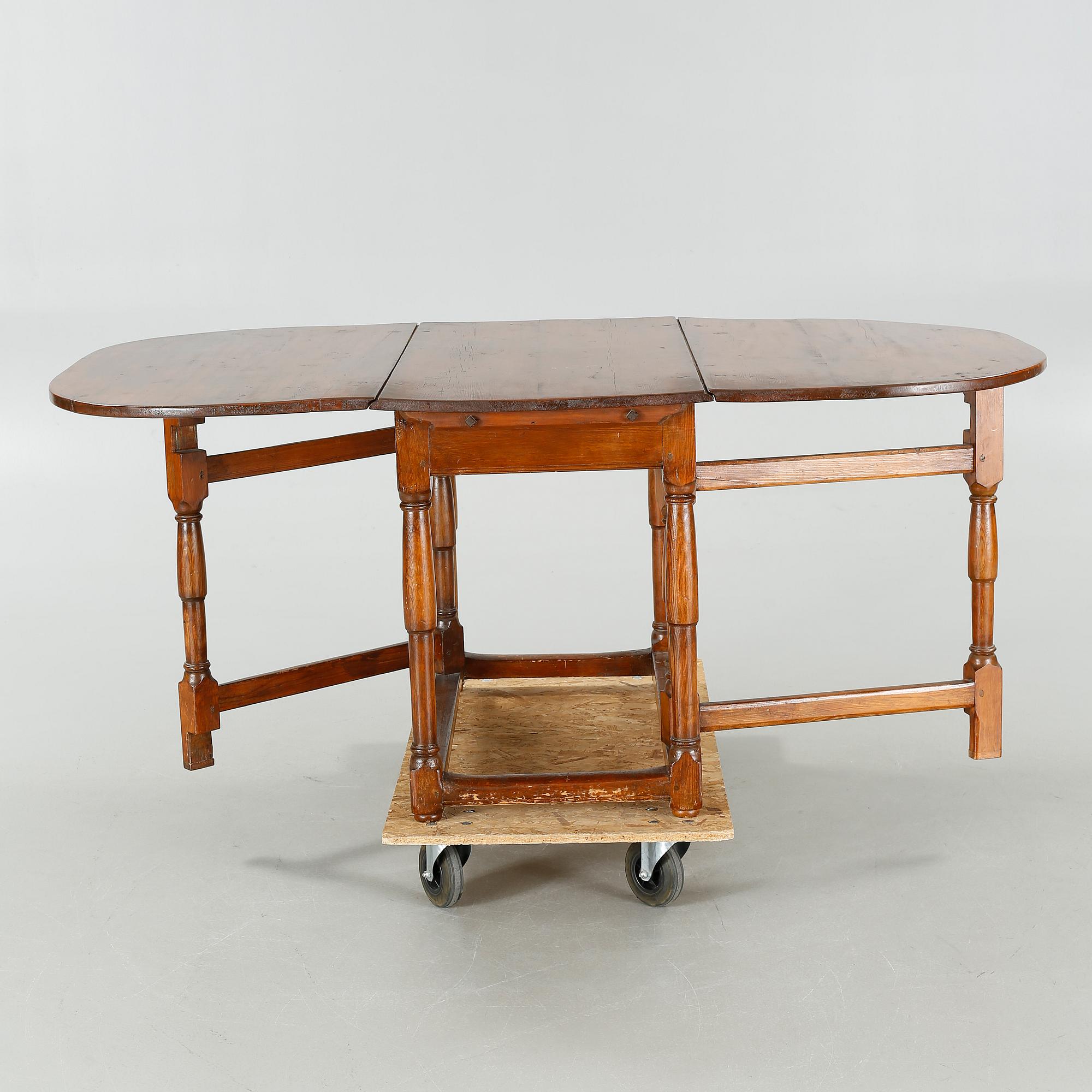 A gate-legged table, 18th/19th century.