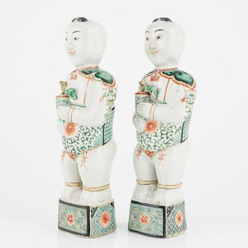 A pair of Kangxi-style figurines, China, late Qing dynasty.