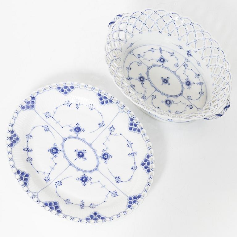 Royal Copenhagen, a 'Musselmalet' / 'Blue Fluted' porcelain bowl and a dish, Denmark 1889-1922.