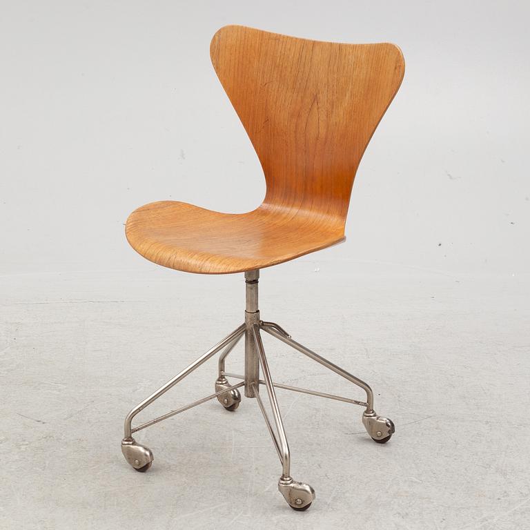 Arne Jacobsen, a 'Series 7' desk chair, Fritz Hansen, Denmark, 1950's/60's.