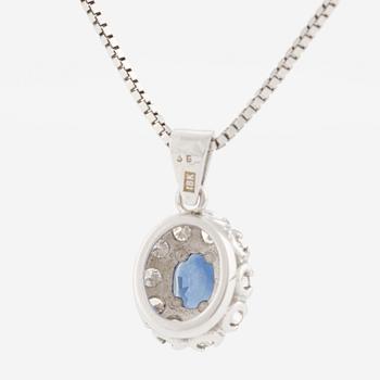 Hänge med kedja 18K guld med en safir och runda briljantslipade diamanter.