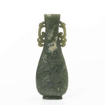 Vas, grön sten, möjligen bowenit, Kina, 1900-tal.