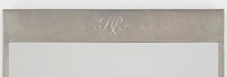 SPEGEL SAMT ETT PAR LJUSPLÅTAR, tenn, Sverige, omkring 1900-talets mitt.