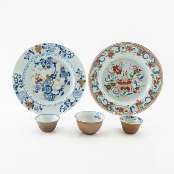 Tallrikar 2 st samt koppar 3 st Kina 1700-tal porslin.