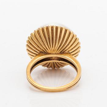 Ring, 18K gold and mabé pearl.