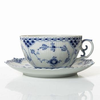 Te- och kaffeservis, 57 delar, porslin, "Musselmalet", Royal Copenhagen, Danmark.