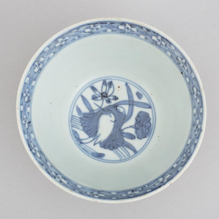 A blue and white and wucai decorated bowl, Ming dynasty (1368-1644).